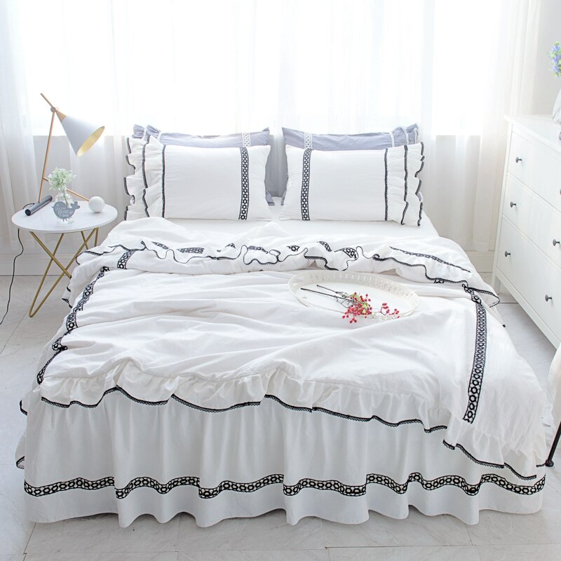 ȭƮ   ħ ĿƮ ħ Ʈ 4pcs Ÿ  ̽ ສ Ŀ θƽ  ħ Ŀ Ʈ ŷ /White black Ruffles bed skirt Bedding Sets 4pcs Luxury Princess Lace Duvet Co